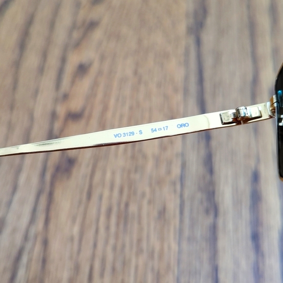 Vintage Vogue Florence Sunglasses Made in Italy Gold Frame VO3129-S - Picture 5 of 8